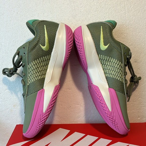 New Nike Men (7) Women (8.5) - Picture 3 of 6